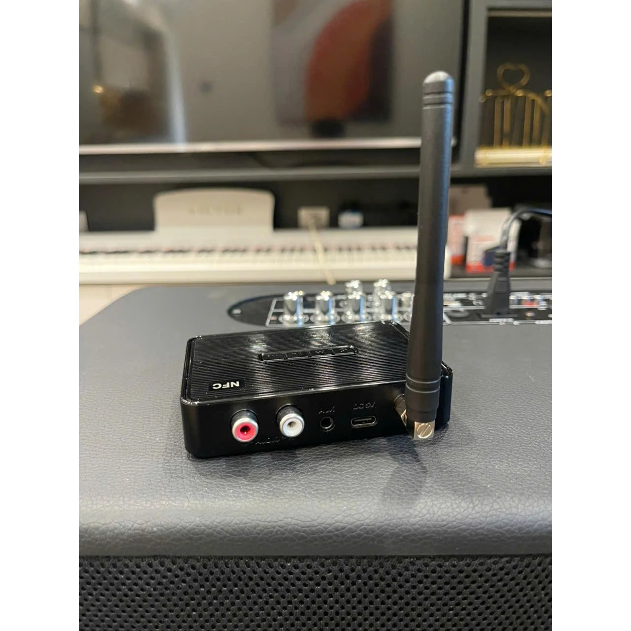 Bộ thu Bluetooth 5.1 âm thanh HIFI có cổng cắm mic hát karaoke chống hú, nghe nhạc USB thẻ nhớ, pin dùng 12 tiếng liên tục không cần cắm nguồn